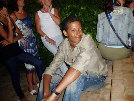 SmaiL le bOgo$$E fashiOn